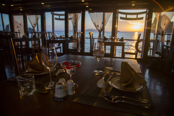 La cena lussosa a bordo alla baia di Halong