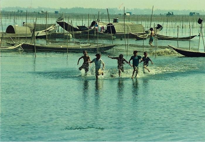 Children play on the lagoon. Photo: cobedoihon1985sv