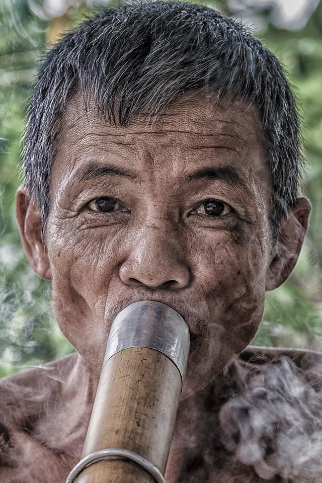 A pochi chilometri dal confine con la Cina si distendono ampie piantagioni di tabacco utilizzato, sia dalle donne appartenenti alle etnie più numerose che dagli uomini, come tabacco puro attraverso grandi pipe (specie di bong) ricavate dalle canne di bambù. La sensazione, almeno per chi aspira per la prima volta da una di queste gigantesche ciminiere, è di fumare un intero pacchetto di sigarette in una sola boccata.